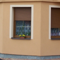 venkovni-rolety-pod-fasádou